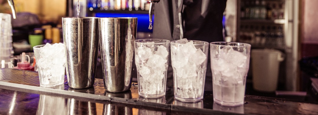 bartender_pouring_drinks